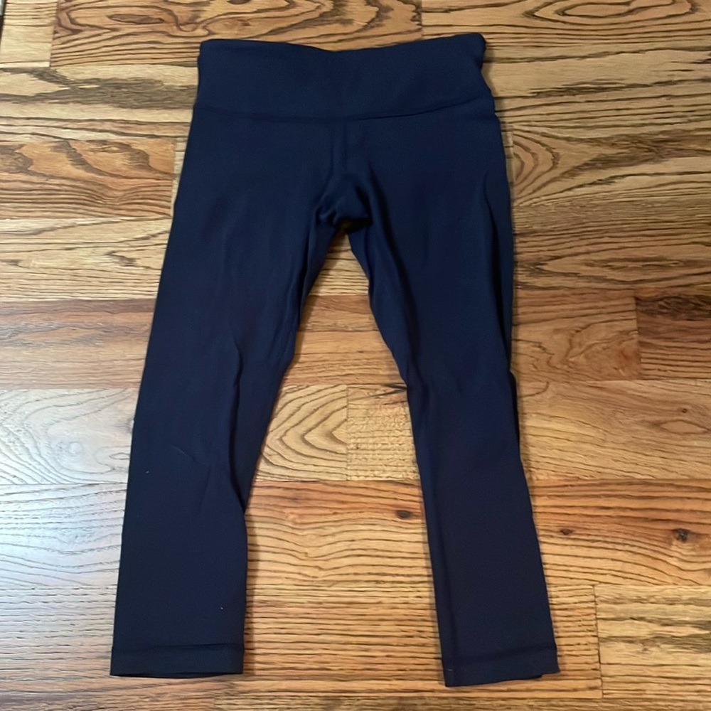 Lululemon 21in cropped leggings size 6, dark blue/plum color
